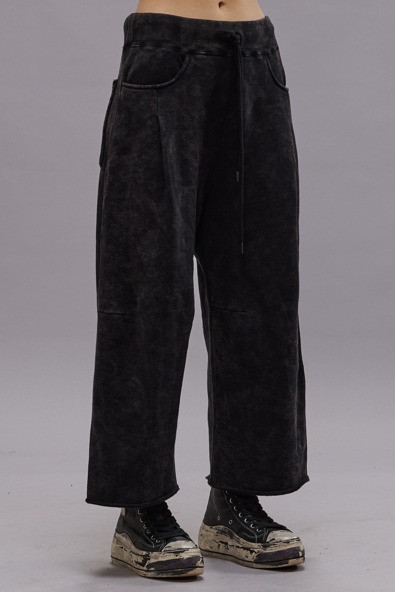 CROPPED PLEATED SWEATPANT - ACID BLACK