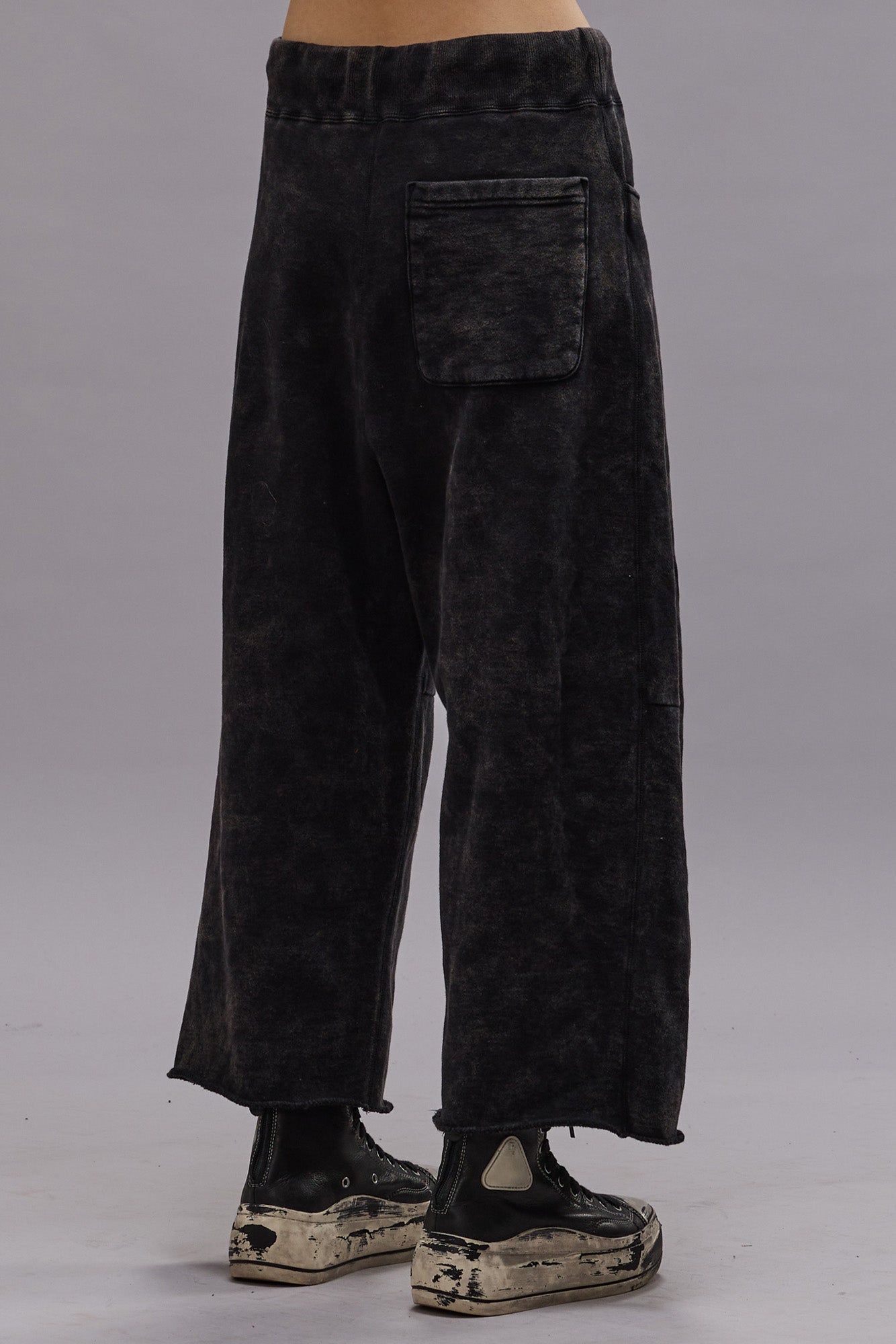 CROPPED PLEATED SWEATPANT - ACID BLACK