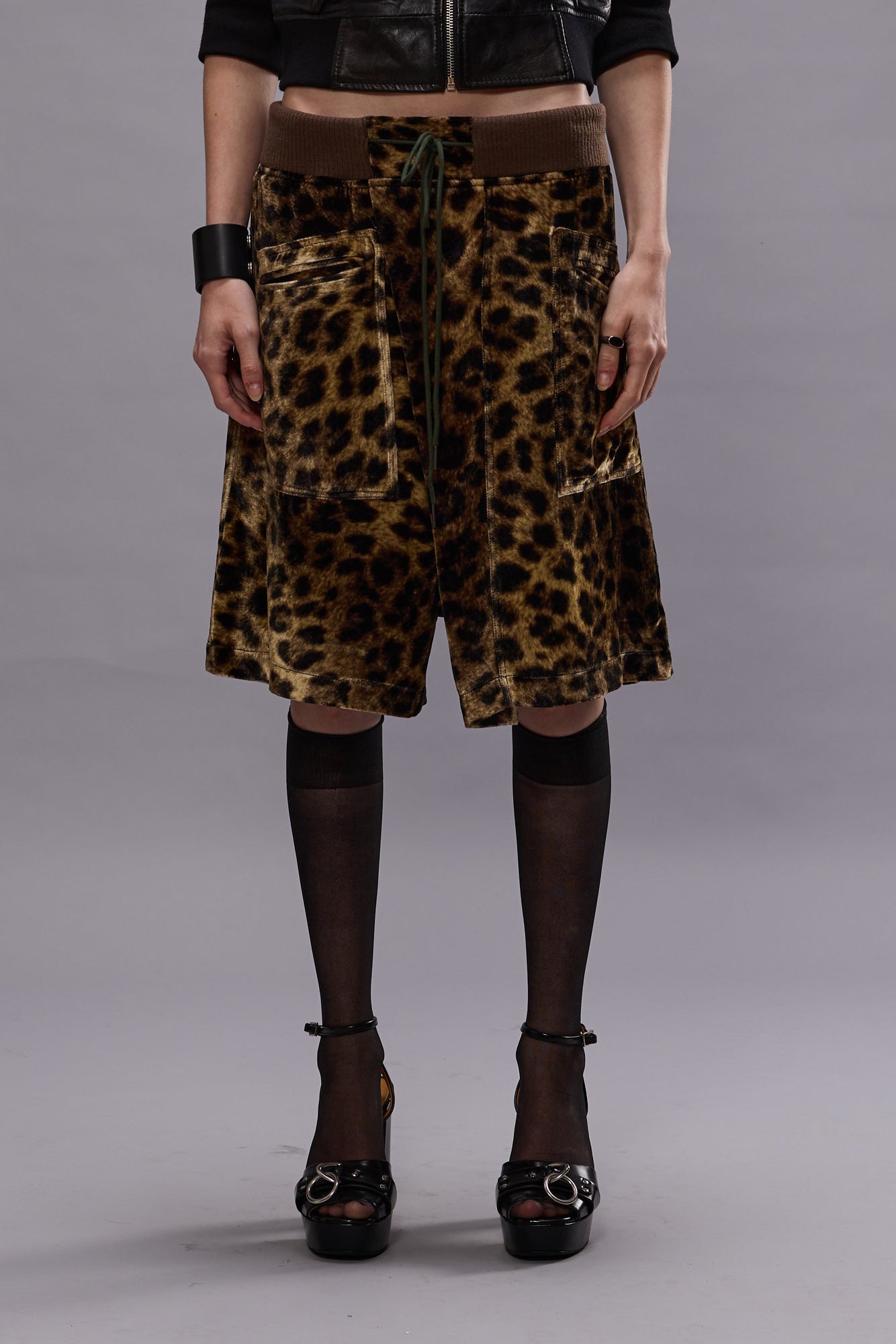 CROSSOVER SHORT - LEOPARD VELVET