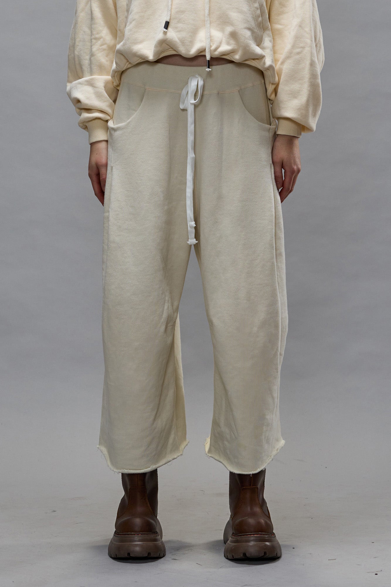 CROPPED PLEATED SWEATPANT - NATURAL