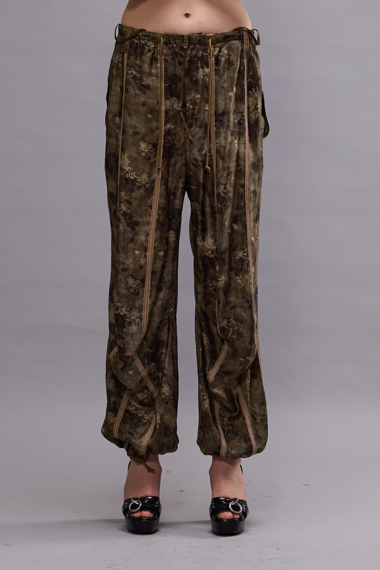 BALLOON PANTS WITH DOUBLE SEAM - OLIVE FLORAL - R13