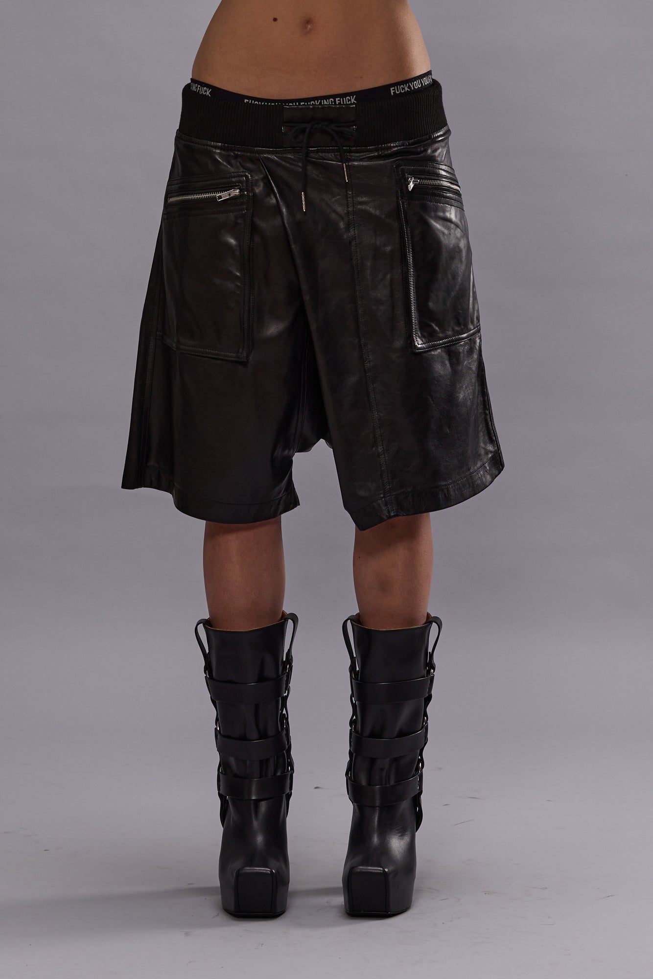 CROSSOVER LEATHER SHORT - BLACK - R13