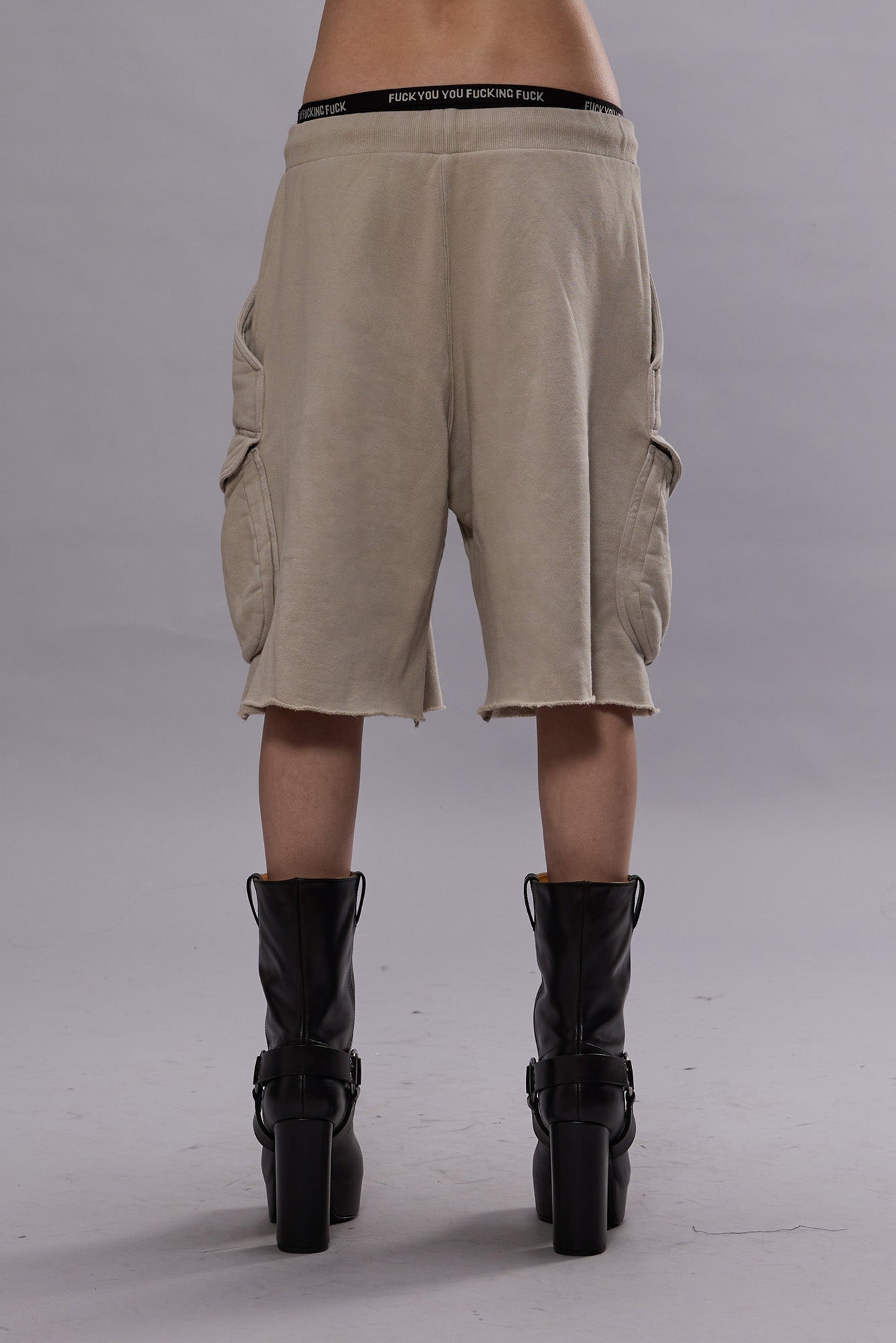 MULTIPOCKET RELAXED SWEATSHORTS - LIGHT STONE - R13