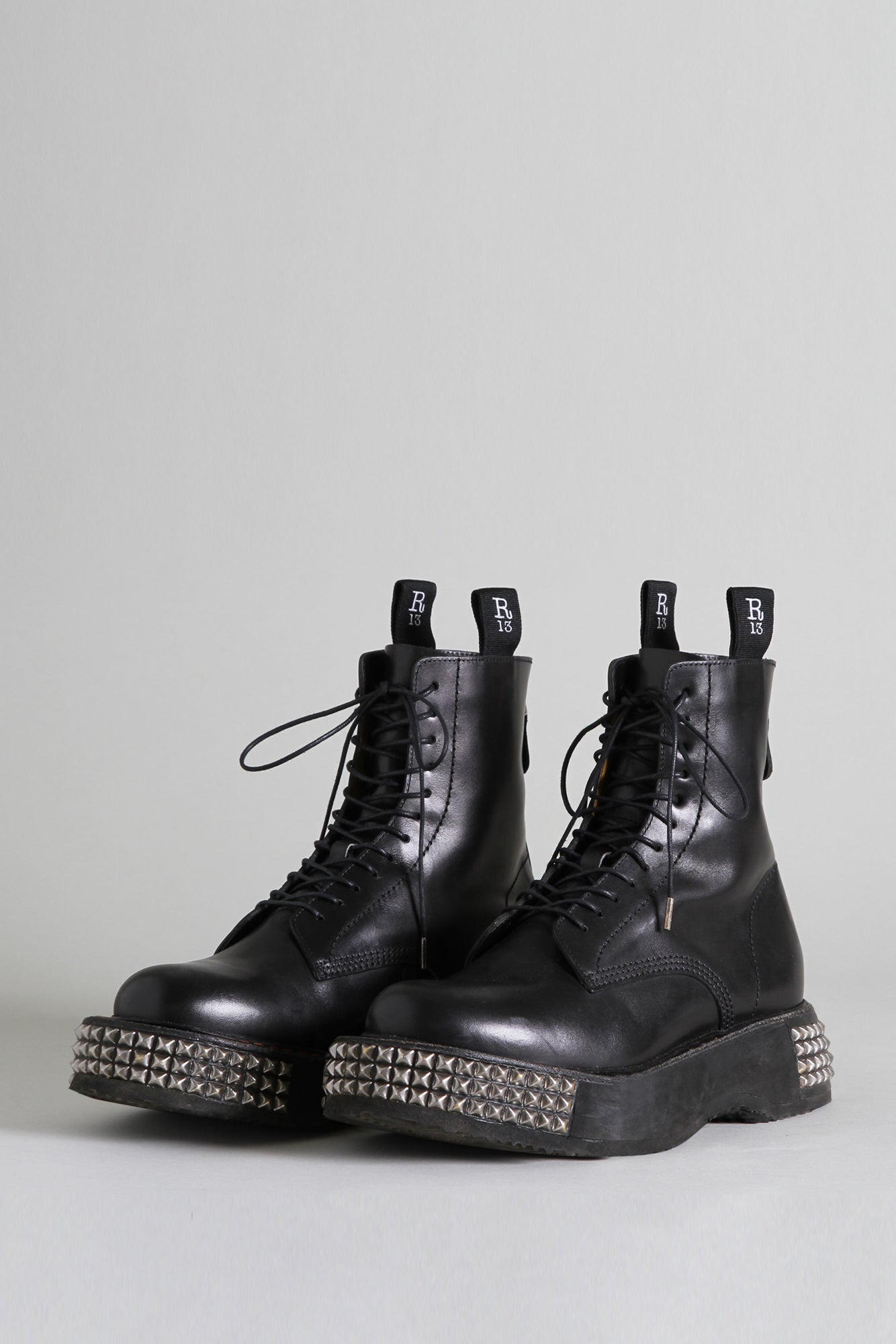 SINGLE STACK BOOT WITH STUD SOLE - BLACK - R13